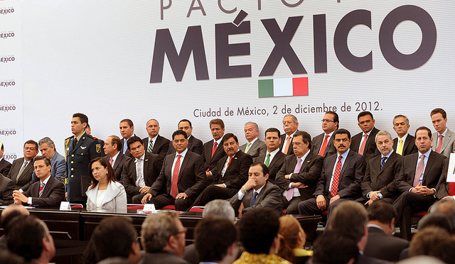 Fotografía: "Acompañando al Presidente Enrique Peña en la firma del "Pacto por México"" por  Eruviel Ávila @ Flickr