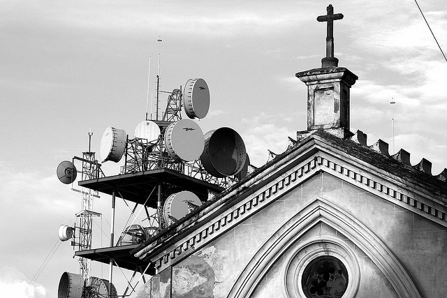 Fotografía: "iglesia cruz cielo telefonia antena telecomunicaciones ondas radio" por Inti @ Flickr