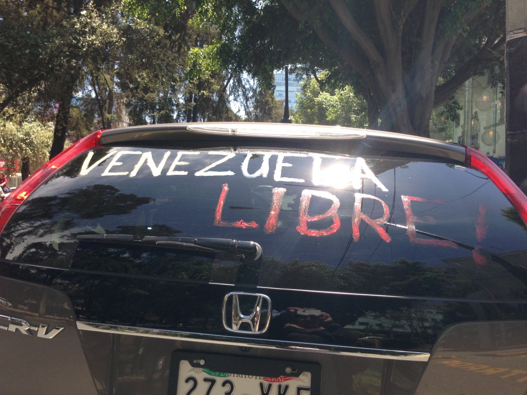 Auto en la embajada de Venezuela en México - Foto: Claudia Benassini