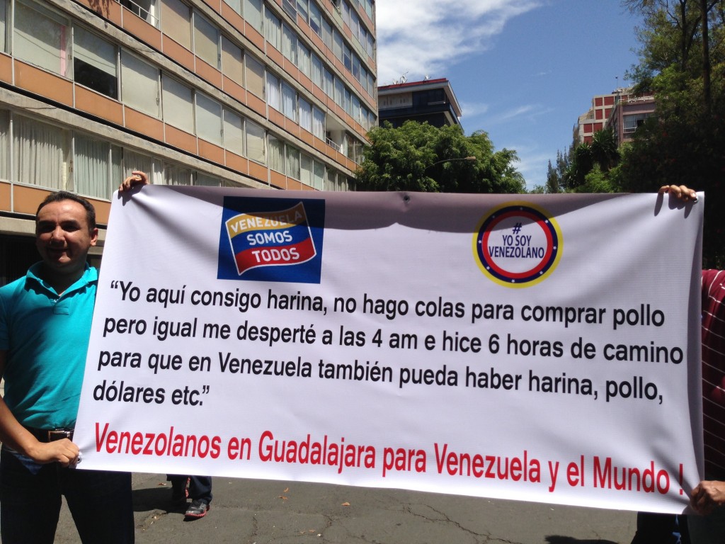 Pancartas en la embajada de Venezuela en México - Foto: Claudia Benassini