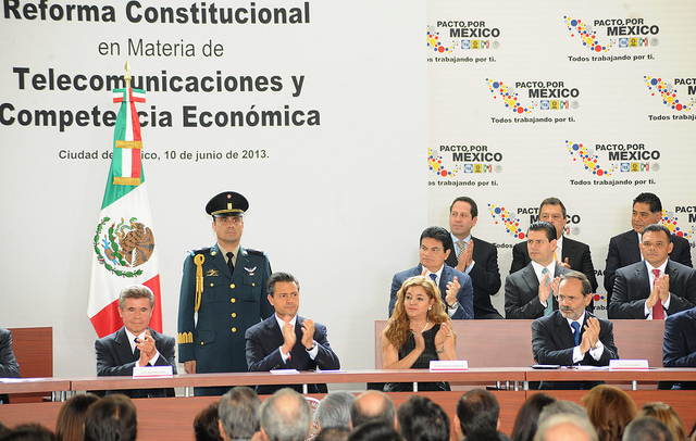 Foto: "Acompañando a Enrique Peña en la Promulgación de la Reforma Constitucional en Materia de Telecomunicaciones" por Eruviel Ávila @ Flickr