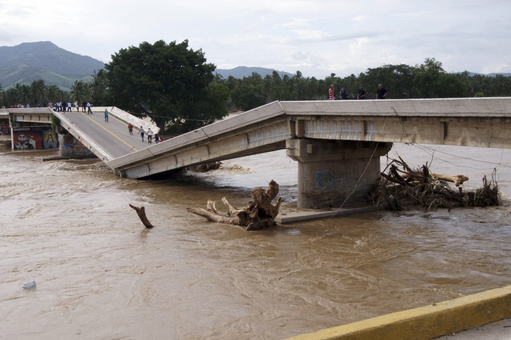 Foto: "Puente colapsado en Acapulco por la tormenta tropical Manuel" - Cuartoscuro