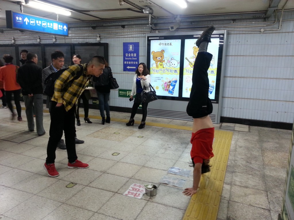 El ex gimnasta, Zhang Shang Wu, pide limosna en el metro de Beijing/Foto Raúl López Parra
