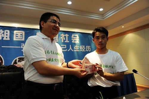 En un evento publicitado, el filántropo Chen Guangbiao entrega un fajo de billetes a Zhang, como parte de la ayuda que le ofreció / Foto del portal ipingshan.sznews.com