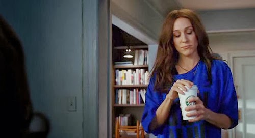 Fotograma de la serie televisiva Sex and the City, en el que los personajes aparecen bebiendo café de Starbucks.