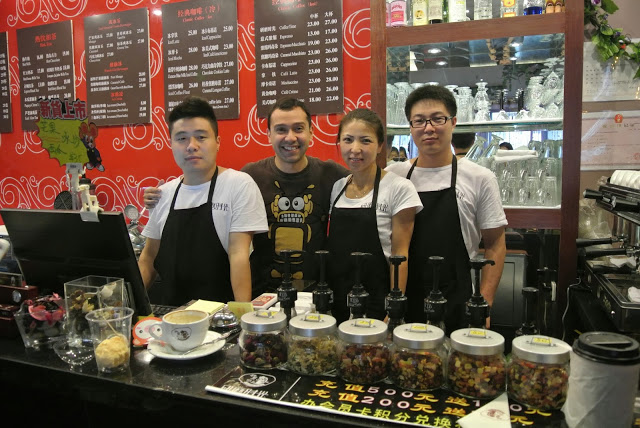 Existen diversas cafeterías locales que copia el estilo de Starbucks, y cuyos precios similares.