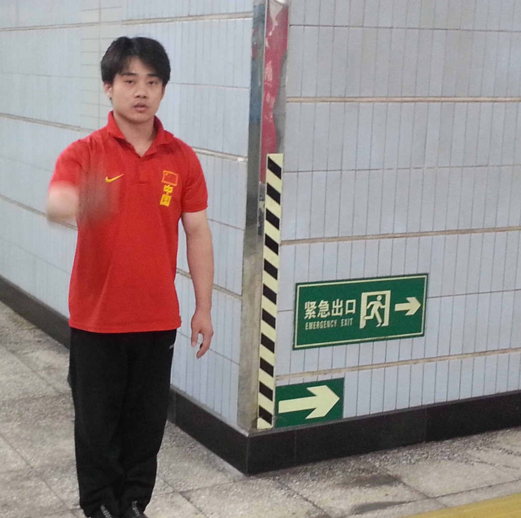 Zhang suele vestir uniformes deportivos de China para presentarse en el metro/Foto Raúl López Parra.