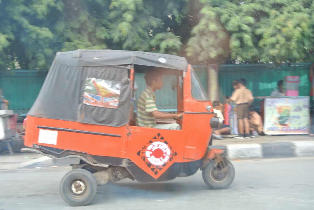Uno de los transportes públicos usados en Yakarta.