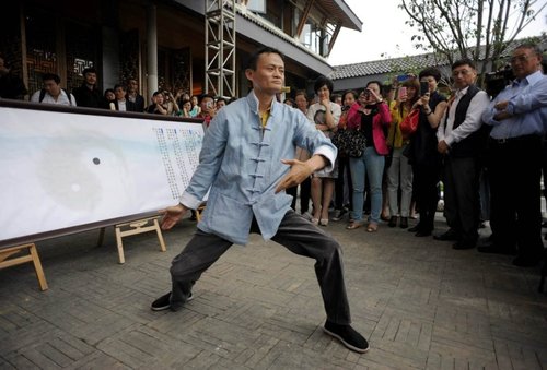Jack Ma mezcla es un emprendedor que mezcla la cultura estadounidense de los negocios con elementos del taoísmo, budismo y taichi. Imagen tomada del portal  tech.hexun.com 