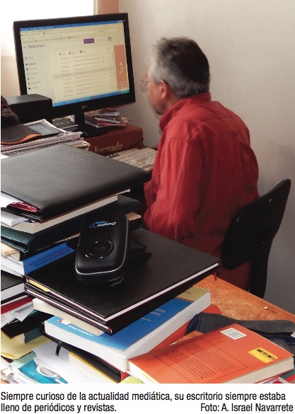 Siempre curioso de la actualidad mediática, su escritorio siempre estaba lleno de periódicos y revistas - Foto: A. Israel Navarrete